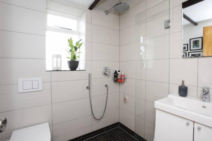 			NEW INSTRUCTION (Private Roof Terrace), 1 Bedroom, 1 bath, 1 reception Flat			 Goldney Road, MAIDA VALE